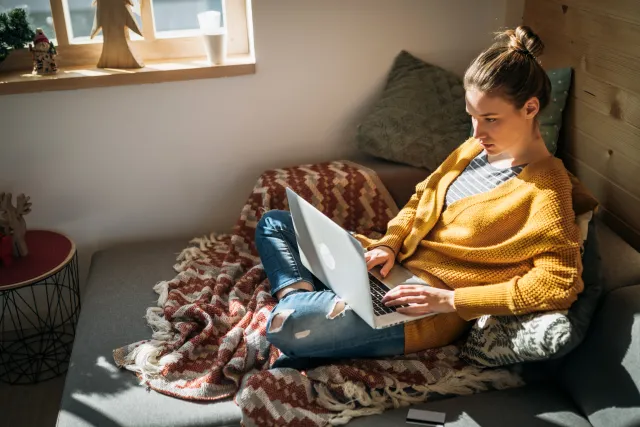 Girl banking from living room - online banking - Extraco Banks