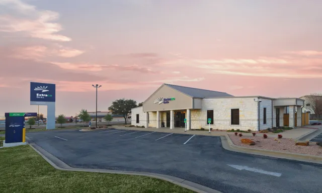 Extraco-Gatesville-Exterior-04.jpg