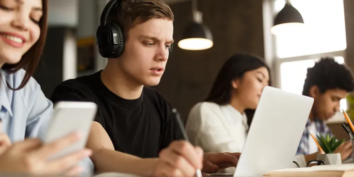 College students studying - Extraco Banks