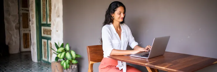 Woman banking on her computer - Online Banking - Extraco Banks